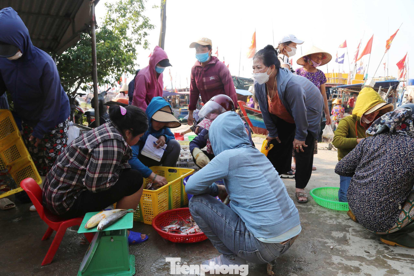 Mỗi khi tàu thuyền cập bến, việc mua bán diễn ra nhanh gọn và càng náo nhiệt khi tiếng mời chào, tiếng gọi nhau, trao đổi giá cả…làm cho không khí tại bến náo nhiệt hơn hẳn.
