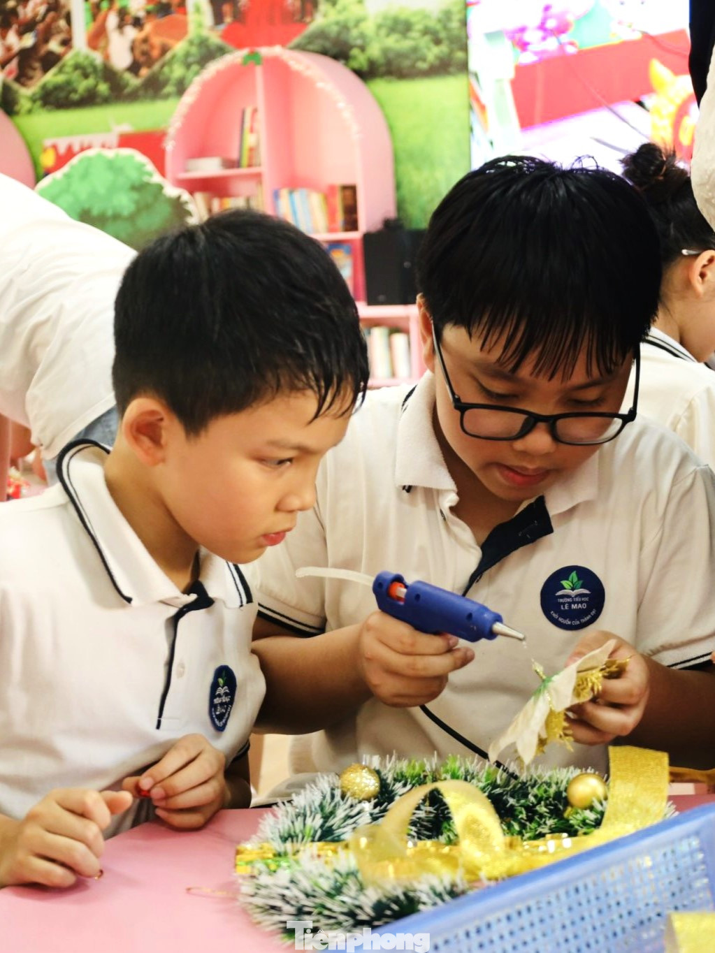 Các em học sinh thích thú với hoạt động làm vòng nguyệt quế Giáng sinh.