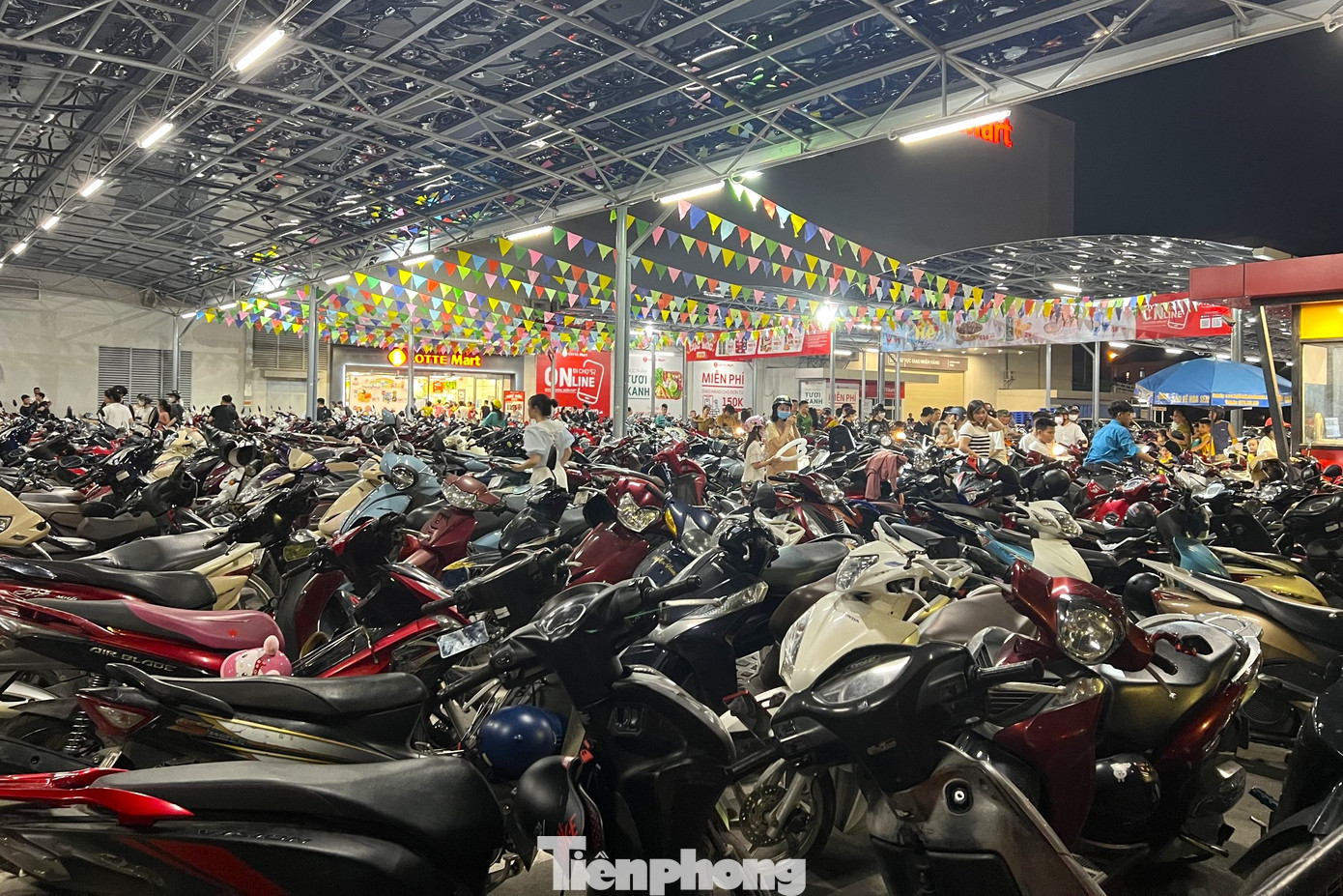 Khu vực để xe ở Lotte Mart Vinh chật kín các phương tiện.