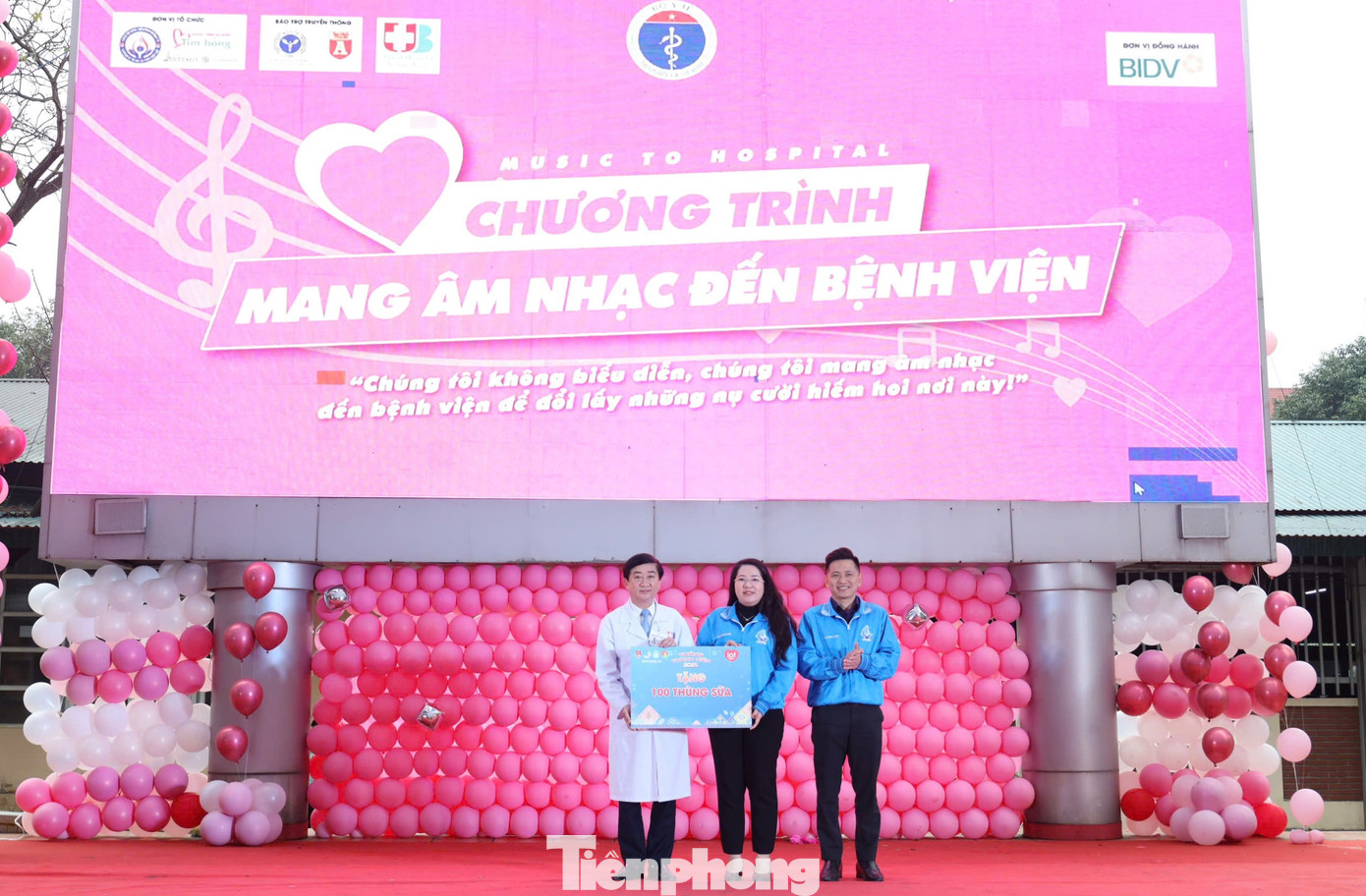 Chị Nguyễn Thị Phương Thúy - Ủy viên BCH T.Ư đoàn, Bí thư Tỉnh Đoàn Nghệ An trao tặng 100 thùng sữa cho bệnh viện.