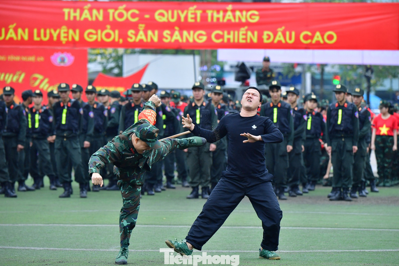 Cán bộ, chiến sĩ phô diễn sức mạnh, các bài võ thuật trấn áp tội phạm thông qua những tình huống giả định.