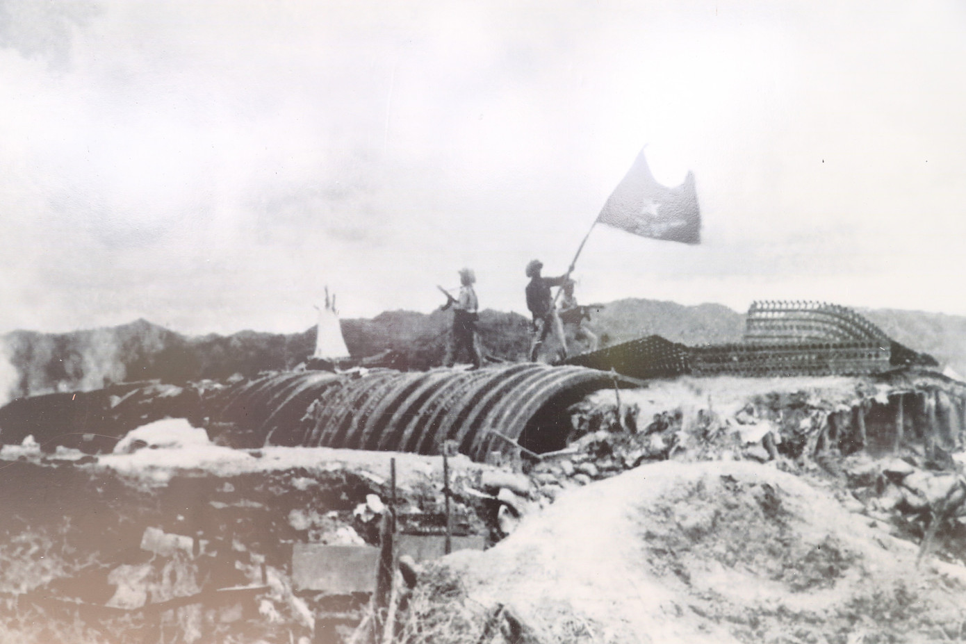 Ngày 7/5/1954, cờ quyết chiến quyết thắng tung bay trên nóc hầm Đờ-cát (Ảnh tư liệu).