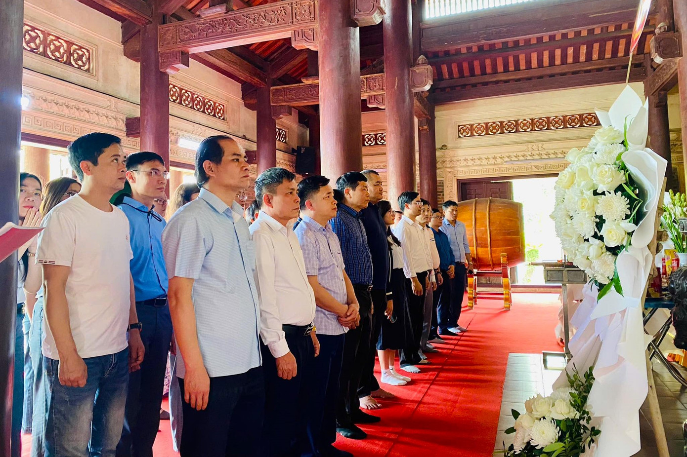 Trước anh linh các anh hùng liệt sĩ, người dân, du khách đã kính cẩn nghiêng mình, dâng nén tâm hương bày tỏ lòng biết ơn sâu sắc với các thế hệ cha anh đi trước đã anh dũng chiến đấu, hy sinh vì sự nghiệp đấu tranh giải phóng dân tộc, thống nhất đất nước.