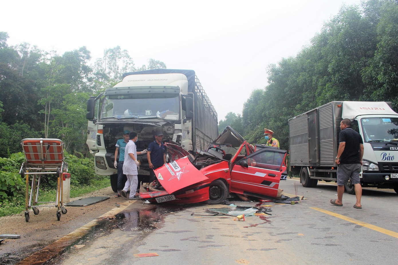 Chiếc xe ô tô con bẹp dúm sau va chạm. Chiếc xe ô tô con bẹp dúm sau va chạm.