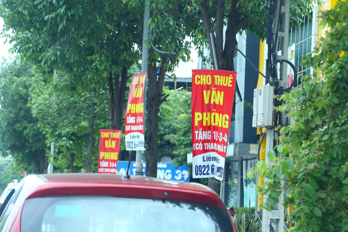 Theo người dân địa phương, tình trạng các cửa hàng đóng cửa gia tăng đáng kể từ khi chính quyền mở đợt cao điểm kiểm tra hàng giả. Ngoài ra, do tình hình kinh doanh khó khăn, giá thuê mặt bằng cao, chưa kể đến các chi phí vận hành khác, trong khi đó, sự cạnh tranh của thương mại điện tử đã khiến phương thức bán hàng truyền thống ngày càng gặp khó. Trong ảnh, nhiều mặt bằng trên Đại lộ Lê Nin (phường Vinh Phú) treo biển cho thuê.