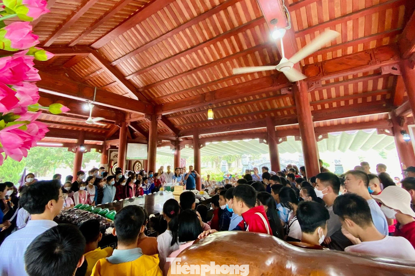 Trong không khí linh thiêng, du khách không khỏi bồi hồi xúc động về sự hy sinh anh dũng của các TNXP trên tuyến lửa Truông Bồn.