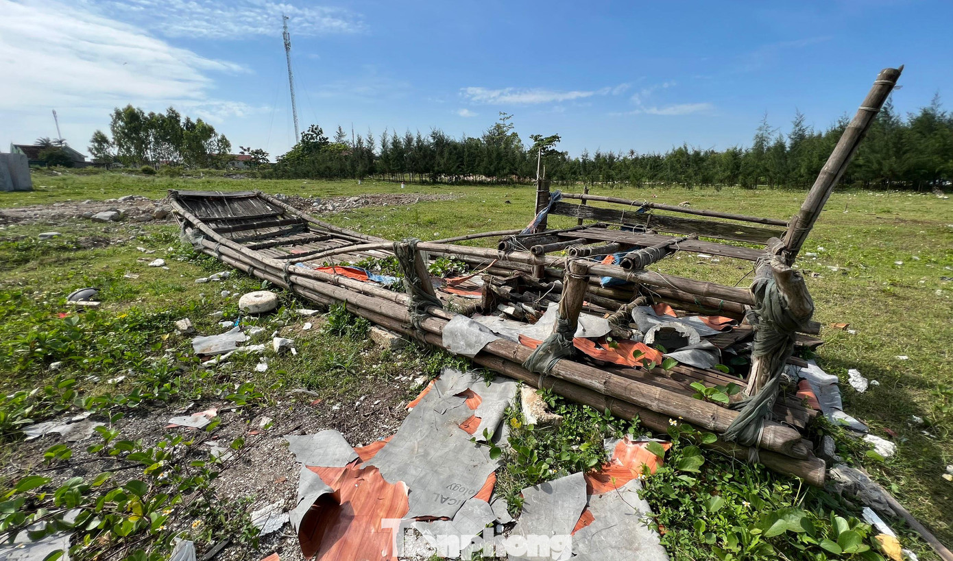 Ông Lê Thế Hiếu - Trưởng phòng Nông nghiệp và PTNT huyện Diễn Châu cho biết, toàn huyện có trên 300 chiếc bè mảng ở các xã: Diễn Kim, Diễn Hải, Diễn Thành. Đối với những bè mảng hư hỏng, cũ nát, huyện đã chỉ đạo các địa phương tuyên truyền đến bà con ngư dân hướng xử lý phù hợp, tránh gây ô nhiễm môi trường.