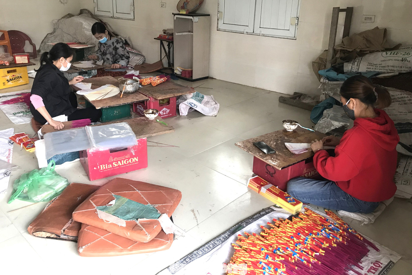 Dịp Tết, các cơ sở sản xuất hương phải thuê thêm nhân công để đóng gói sản phẩm kịp tiêu thụ.