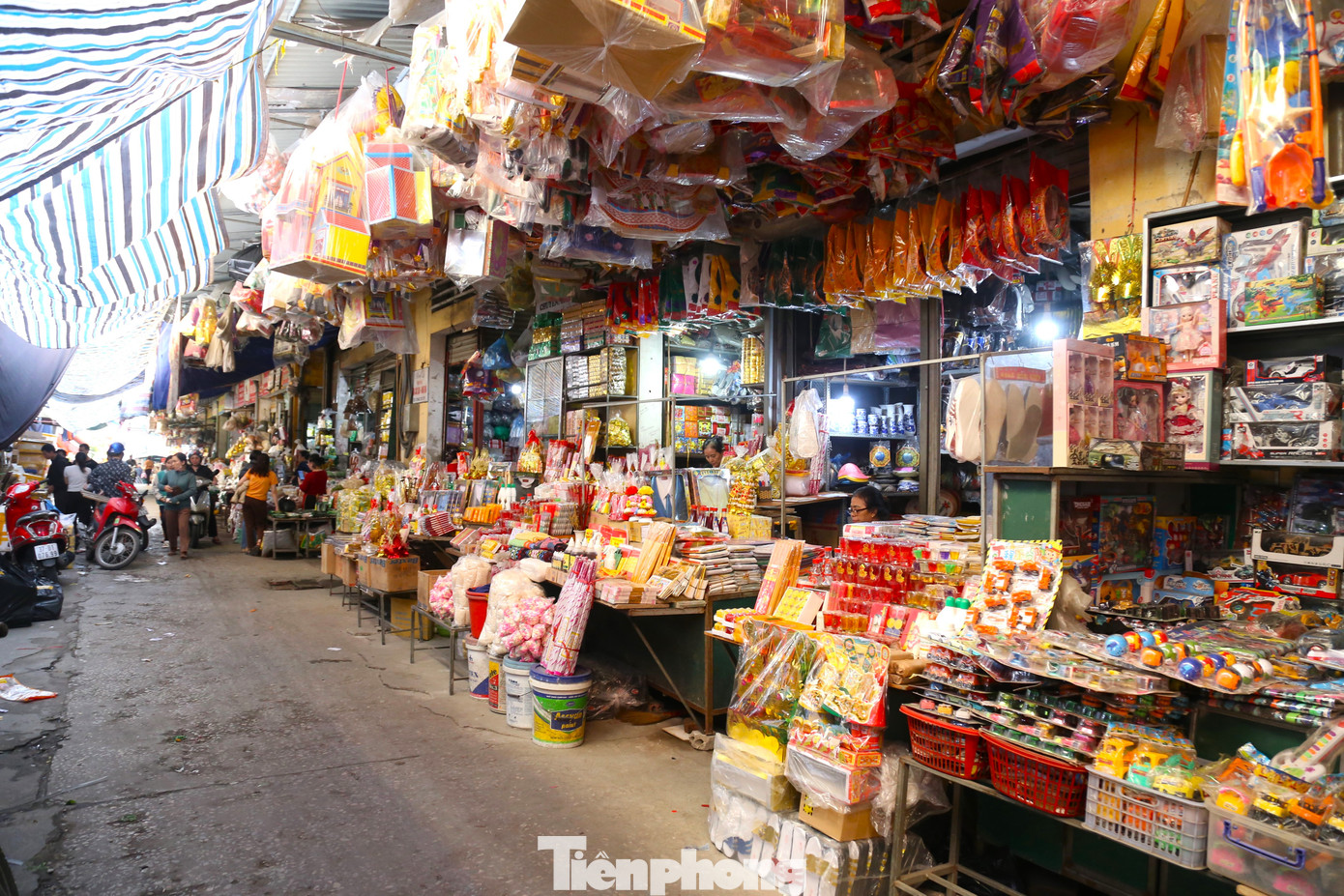 Khu vực bán các mặt hàng đồ thờ cúng cũng rất vắng vẻ. Khu vực bán các mặt hàng đồ thờ cúng cũng rất vắng vẻ.