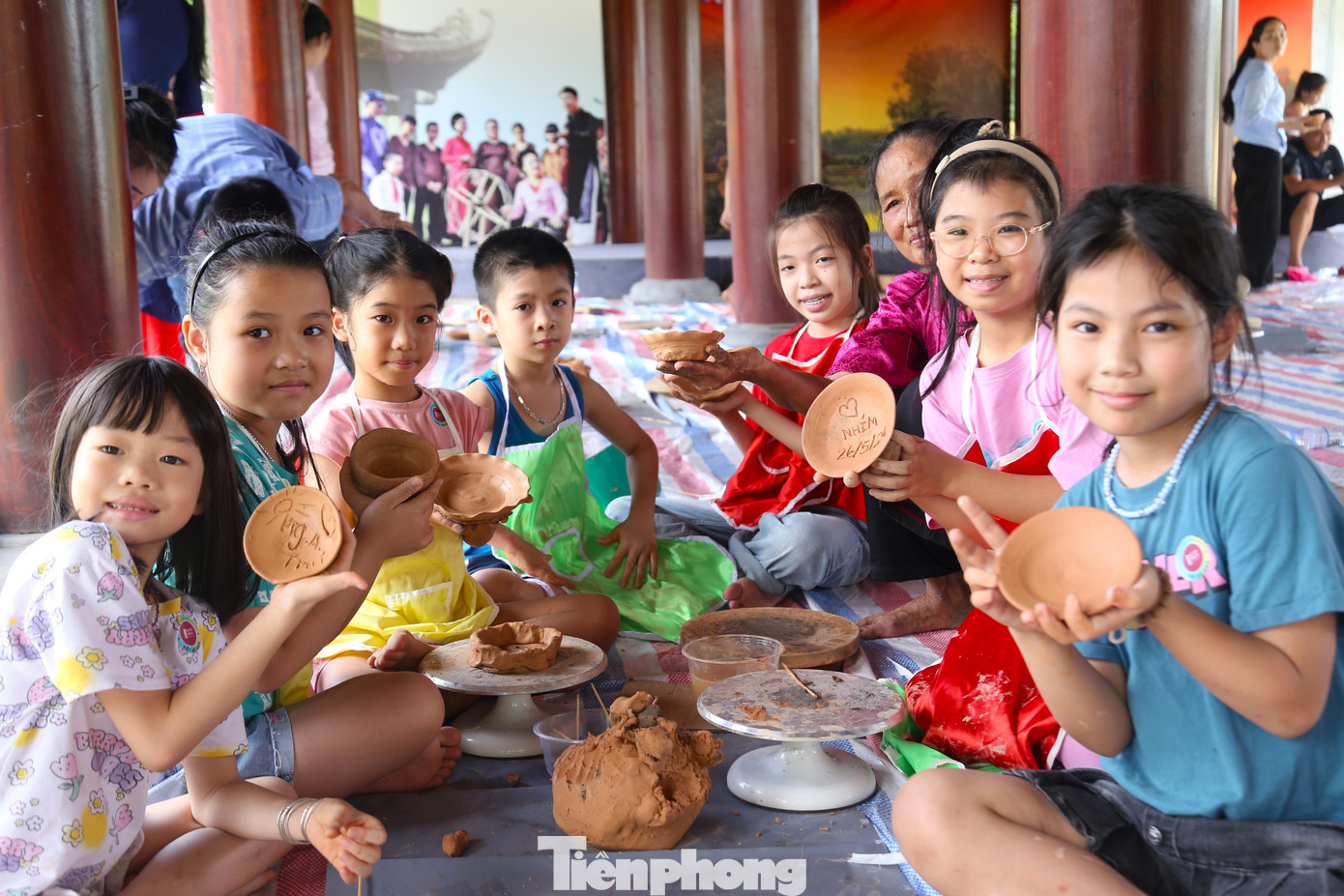 Chị Đào Thị Thu Vân, nhân viên Bảo tàng Nghệ An chia sẻ: “Thời gian qua, Bảo tàng đã xây dựng nhiều chương trình trải nghiệm thực tế với mục đích để các em học sinh hiểu biết và gần gũi hơn với những sản phẩm làng nghề truyền thống, từ đó giáo dục tình yêu lao động. Ngoài làm gốm, Bảo tàng còn có những chương trình trải nghiệm khác như: làm quạt giấy làng Nam, in tranh dân gian Đông Hồ, têm trầu cánh phượng, nhuộm vải…”. Chị Đào Thị Thu Vân, nhân viên Bảo tàng Nghệ An chia sẻ: “Thời gian qua, Bảo tàng đã xây dựng nhiều chương trình trải nghiệm thực tế với mục đích để các em học sinh hiểu biết và gần gũi hơn với những sản phẩm làng nghề truyền thống, từ đó giáo dục tình yêu lao động. Ngoài làm gốm, Bảo tàng còn có những chương trình trải nghiệm khác như: làm quạt giấy làng Nam, in tranh dân gian Đông Hồ, têm trầu cánh phượng, nhuộm vải…”.