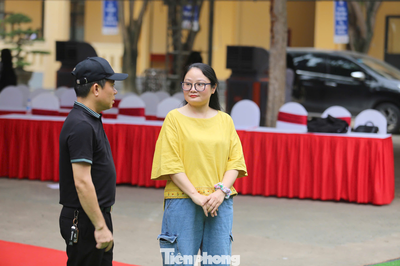 Nhà báo Nghiêm Huê - Báo Tiền Phong có mặt tại nơi diễn ra Diễn đàn &quot;Điều em muốn nói&quot; để làm công tác chuẩn bị.