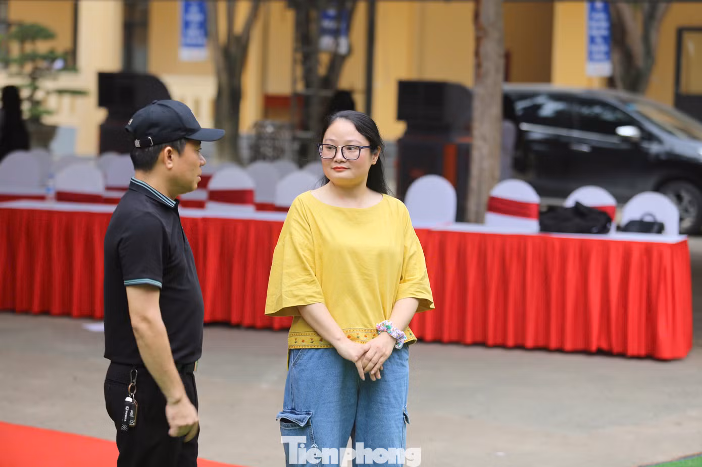 Nhà báo Nghiêm Huê - Báo Tiền Phong có mặt tại nơi diễn ra Diễn đàn "Điều em muốn nói" để làm công tác chuẩn bị.