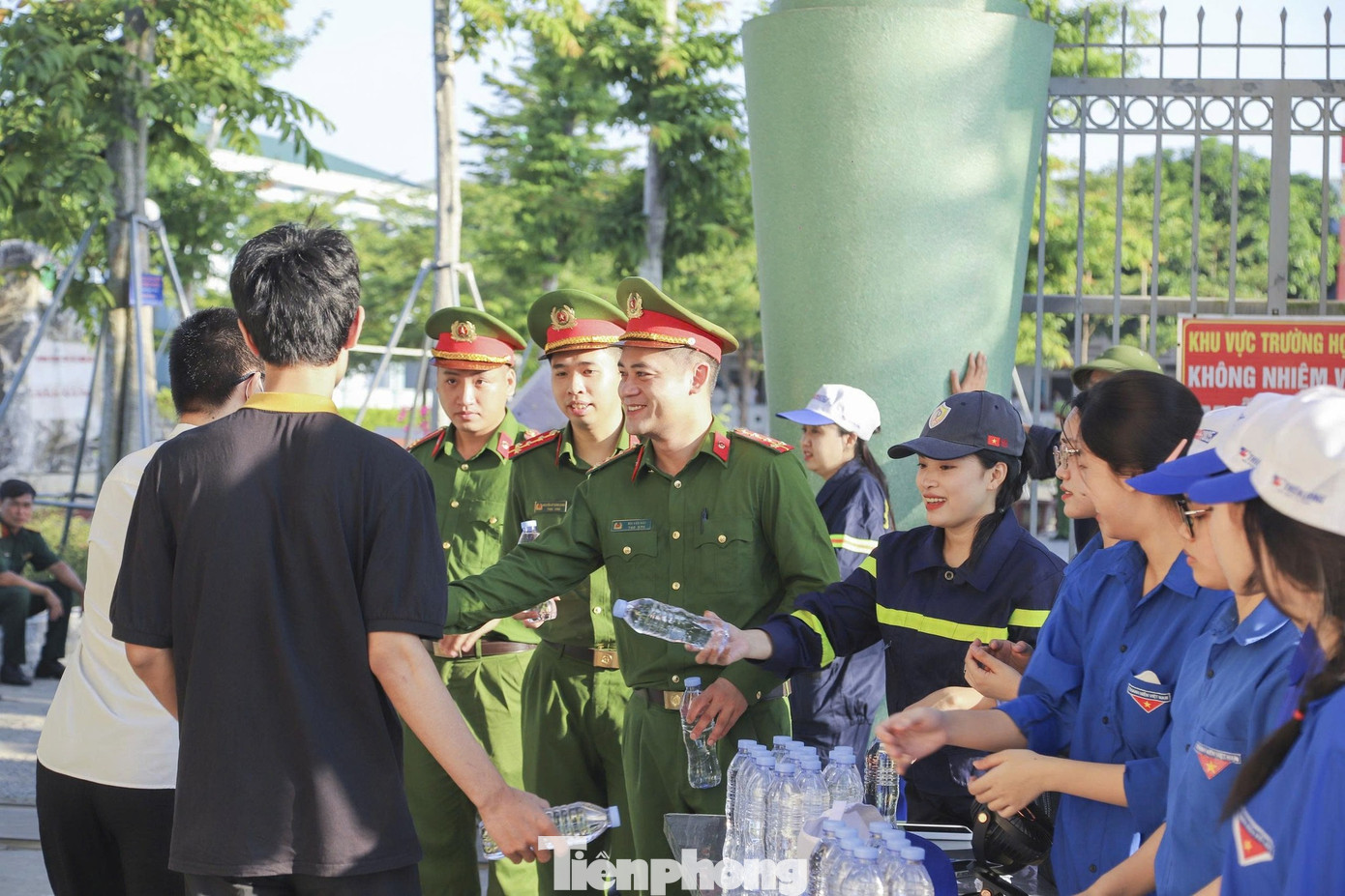 Phát huy tinh thần xung kích, tình nguyện vì cộng đồng, mỗi cán bộ, chiến sĩ Công an Nghệ An đã góp phần làm đẹp hơn hình ảnh người chiến sĩ Công an nhân dân trên quê hương Bác Hồ bản lĩnh, nhân văn, vì nhân dân phục vụ.
