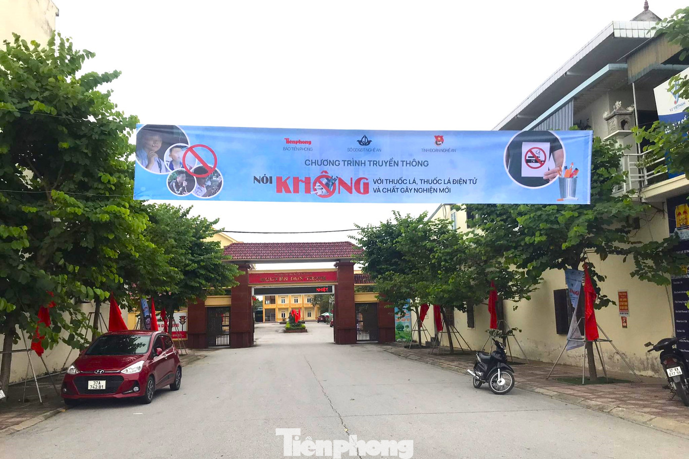 Cờ hoa, băng rôn tuyên truyền được treo ở nhiều vị trí trong và ngoài trường.