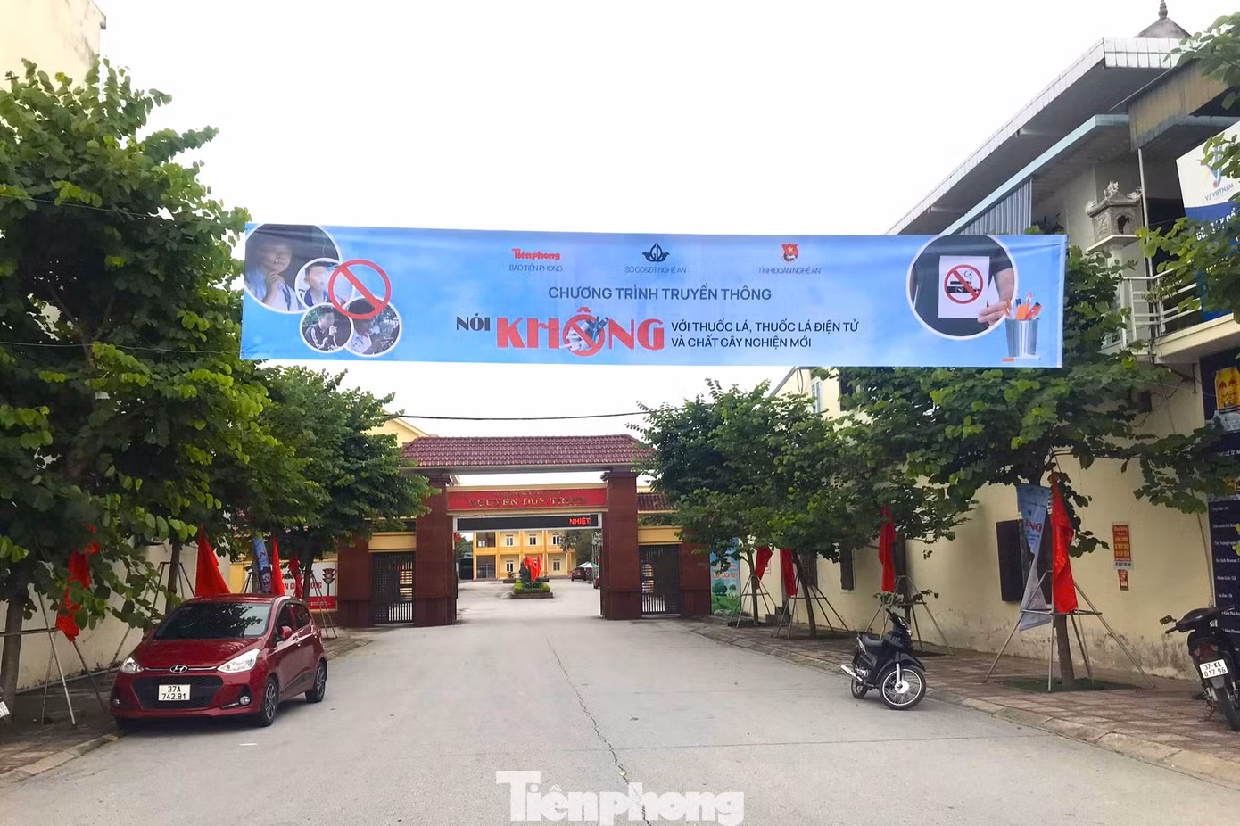 Cờ hoa, băng rôn tuyên truyền được treo ở nhiều vị trí trong và ngoài trường.