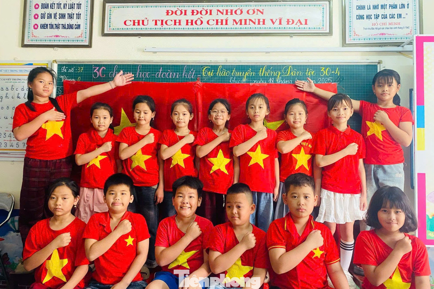 Dịp này, 100% liên đội trên địa bàn tỉnh Nghệ An hưởng ứng &quot;Tuần lễ áo cờ đỏ sao vàng&quot; nhân kỷ niệm 50 năm ngày đất nước thống nhất.