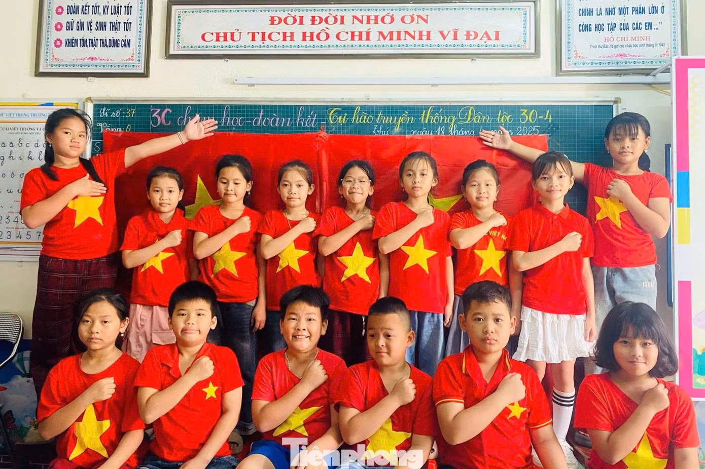 Dịp này, 100% liên đội trên địa bàn tỉnh Nghệ An hưởng ứng "Tuần lễ áo cờ đỏ sao vàng" nhân kỷ niệm 50 năm ngày đất nước thống nhất.