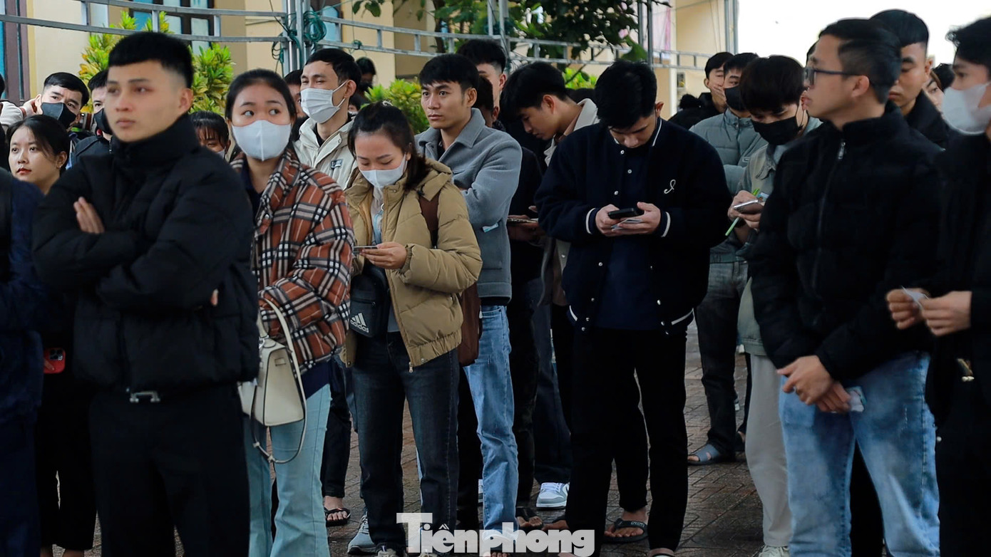 Ông Trần Hữu Thượng, Phó giám đốc Trung tâm Dịch vụ việc làm Nghệ An cho biết, đơn vị tiếp nhận hồ sơ đăng ký thi tiếng Hàn theo chương trình EPS từ ngày 31/3. Trong ngày đầu tiên tiếp nhận hồ sơ đăng ký đã có hơn 1.000 người tham gia nhưng không xảy ra tình trạng chen lấn, ùn tắc. Đơn vị đã phân vùng theo từng cụm địa phương để thí sinh làm thủ tục theo từng ngày. Bên cạnh đó, đơn vị cũng bố trí các khu vực làm thủ tục, kiểm tra thông tin và hướng dẫn để hỗ trợ thí sinh tối đa. “Năm nay, thời gian tiếp nhận hồ sơ dự thi tiếng Hàn được rút ngắn còn 3 ngày so với 5 ngày như năm ngoái, trong khi dự báo lượng người đăng ký tăng. Các thí sinh thực hiện việc đăng ký qua hệ thống trực tuyến và kiểm tra thông tin bằng mã QR, nhờ vậy có thể hoàn tất thủ tục chỉ trong vài phút thay vì phải mất hàng giờ chờ đợi như trước đây”, ông Thượng cho hay.