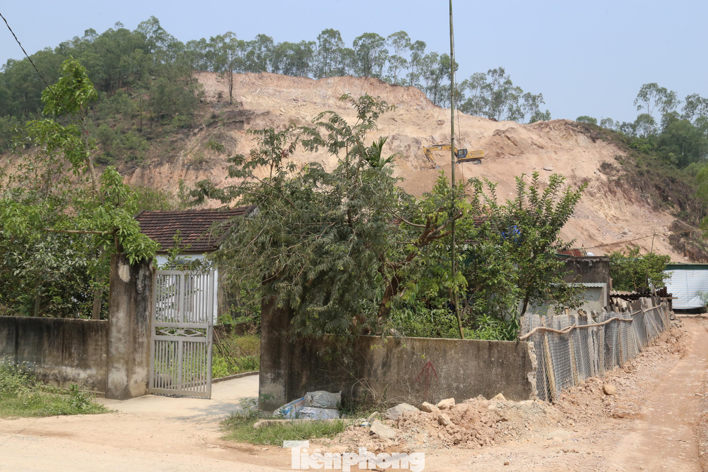 Về công tác GPMB của dự án,đến nay doanh nghiệp dự án đã nhận bàn giao mặt bằng với khối lượng 46,3/49,30 km (93,92%). Khối lượng mặt bằng còn lại đang vướng mắc chủ yếu là rừng phòng hộ, rừng sản xuất và đất qua các khu dân cư, công trình hạ tầng kỹ thuật, ngôi mộ… Trong ảnh, 23 hộ dân ở xã Hưng Yên Nam, huyện Hưng Nguyên đã nhận tiền đền bù nhưng chưa di dời.