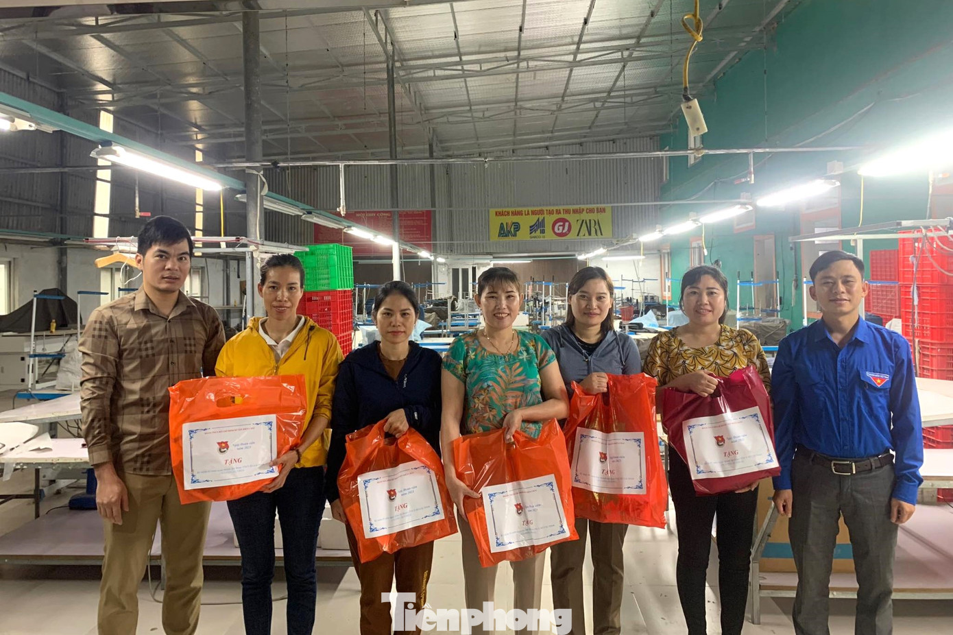 Anh Ngô Thành Công tặng quà cho lực lượng thanh niên công nhân trên địa bàn