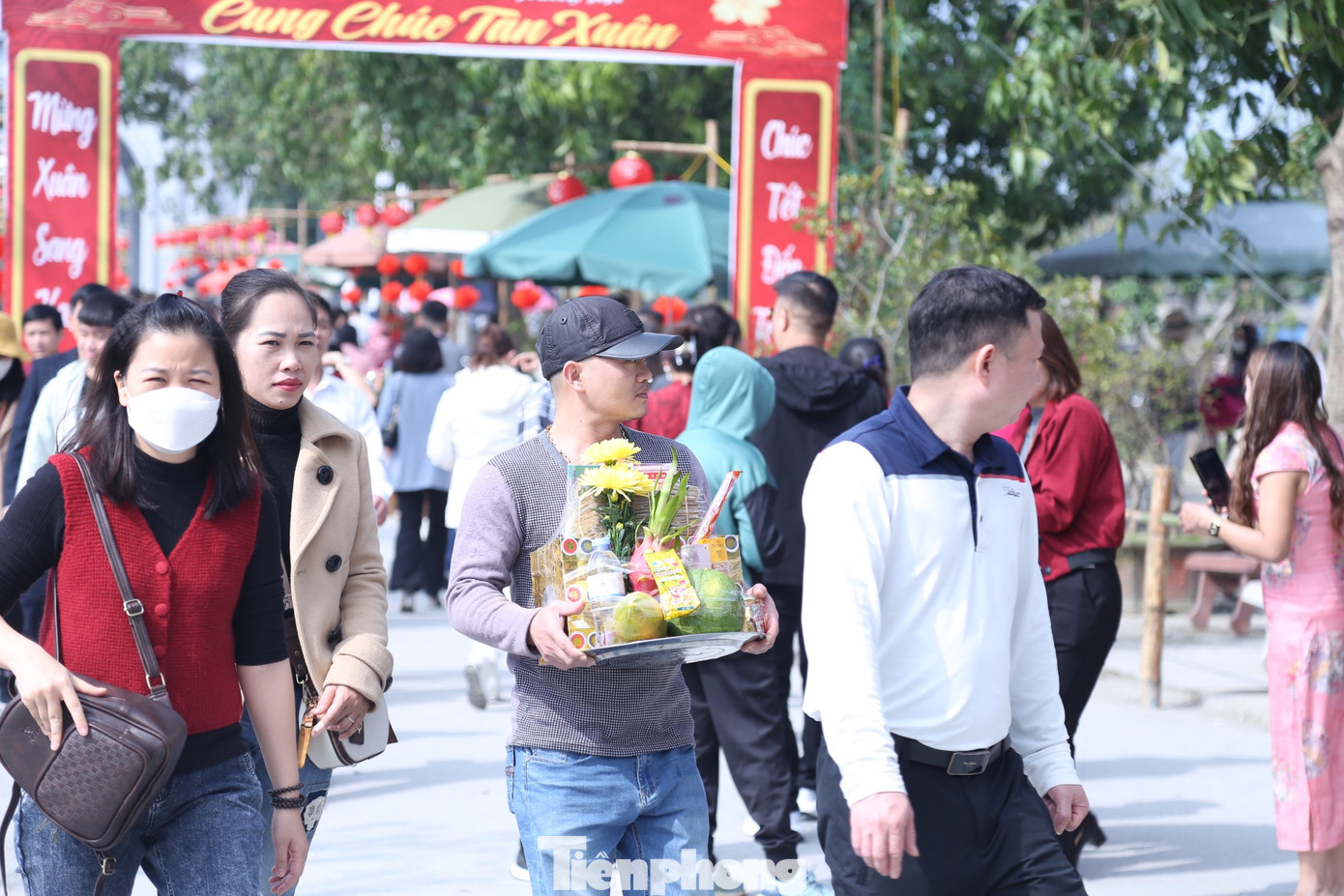 Đền ông Hoàng Mười có 2 kỳ lễ hội lớn là Rằm tháng 3 âm lịch (lễ hội khai điểm) và ngày lễ hội giỗ ông Hoàng Mười (ngày 10/10 âm lịch).