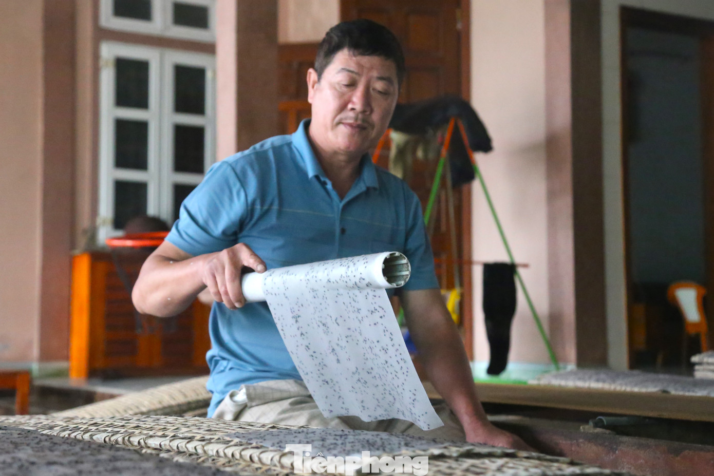 “Dịp Tết, đơn hàng tăng gấp 3 lần ngày thường nên phải tăng ca sản xuất. Mỗi ngày gia đình tôi tráng khoảng 2 tạ gạo được hơn 3.000 chiếc bánh đa. Dây chuyền sản xuất sẽ có hai người chuyên bám máy để lấy bánh, rải bánh lên phên và hai người chuyên chở bánh đi phơi”, ông Cường chia sẻ.