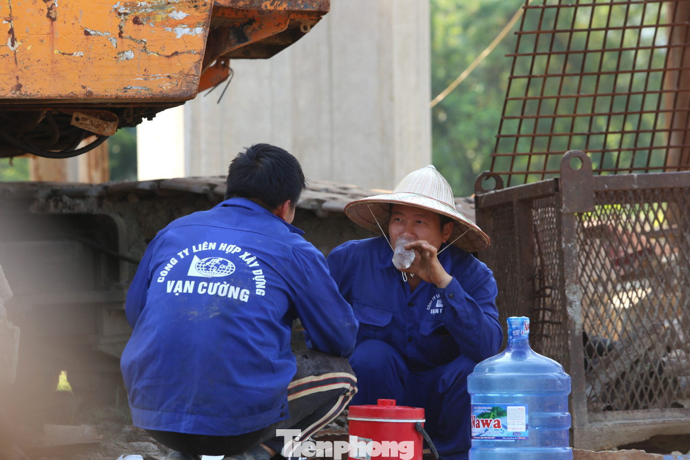 Nắng nóng gây mất nước nên anh em công nhân phải tiếp nước liên tục mới có sức để làm việc.