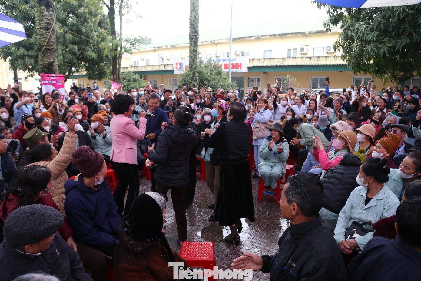 Với tinh thần sẻ chia và lan tỏa yêu thương, các nghệ sĩ đã mang đến những giai điệu mộc mạc, giản dị, tạo nên không gian ấm cúng, gần gũi. Chính sự chân thành và cảm xúc trong từng lời ca, tiếng hát đã góp phần xoa dịu nỗi đau, mang lại niềm vui, động lực cho bệnh nhân và người thân. Trong ảnh, ca sĩ Thái Thùy Linh giao lưu cùng các bệnh nhân.