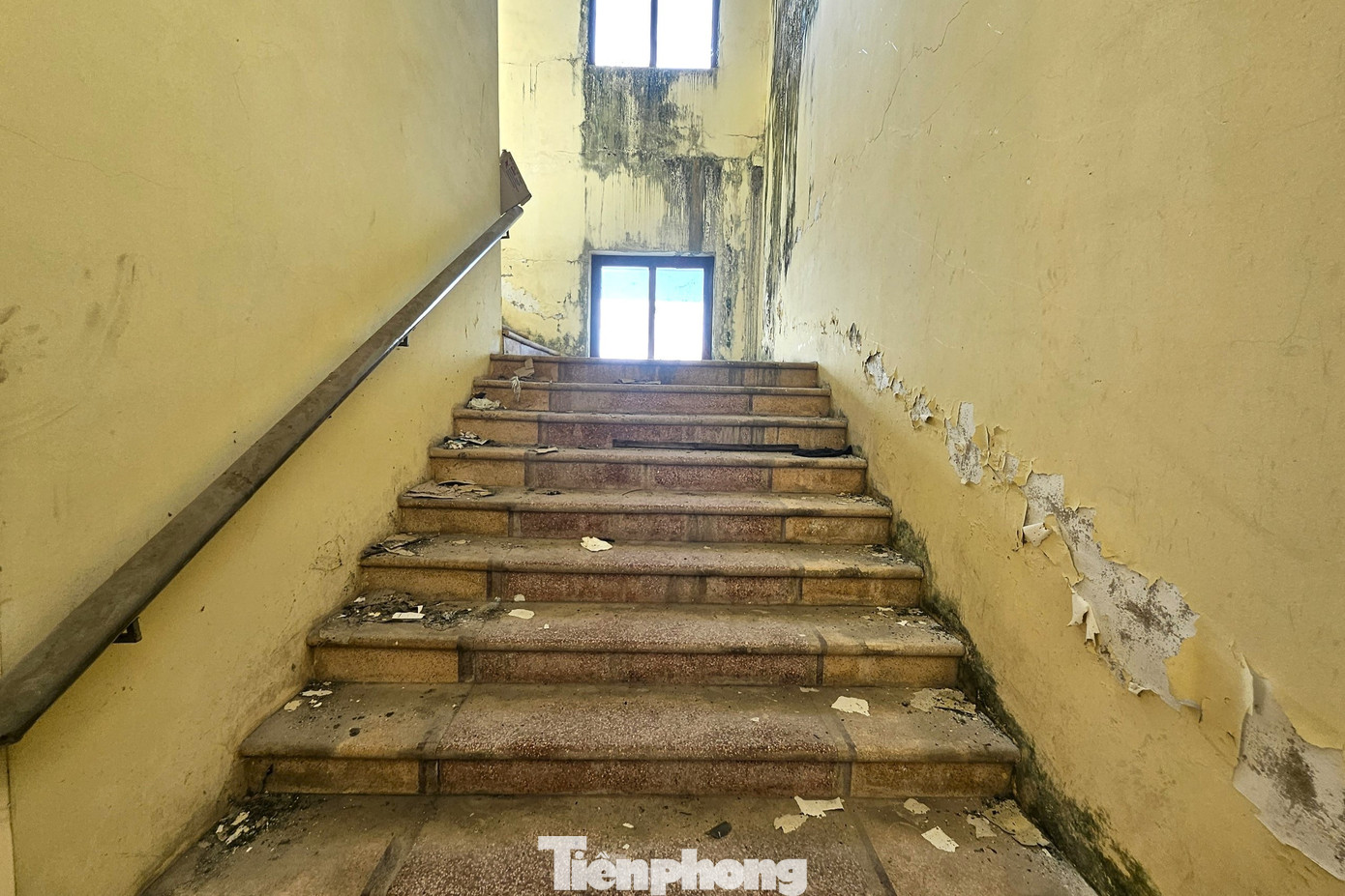 Nhiều mảng tường bong tróc, ẩm mốc.