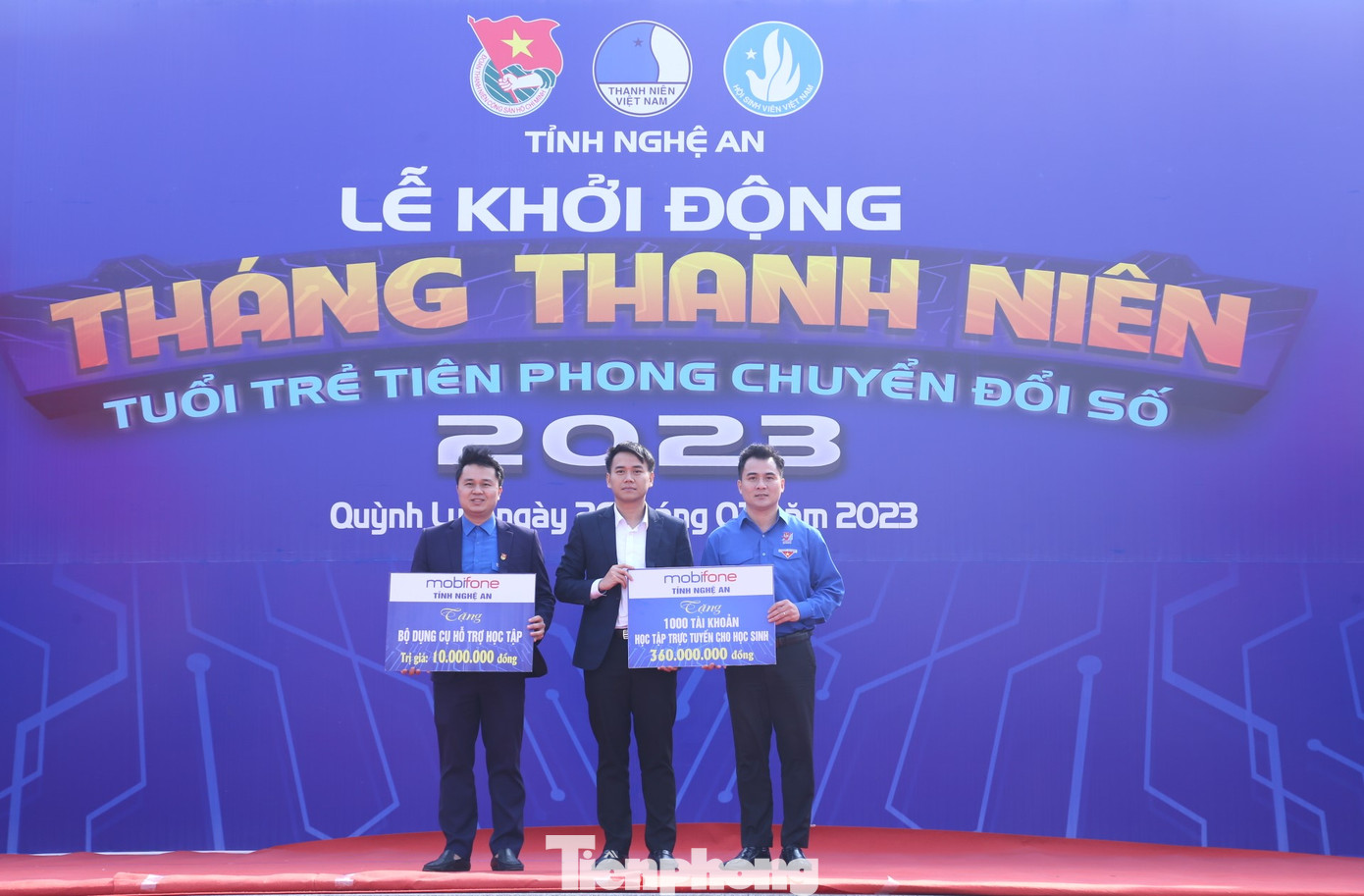 Thực hiện chương trình phối hợp giữa Tỉnh Đoàn và Mobifone Nghệ An, thúc đẩy chuyển đổi số trong đoàn viên, thanh niên, dịp này, Mobifone Nghệ An đã trao tặng 1.000 tài khoản học tập trực tuyến cho học sinh toàn tỉnh trị giá 360 triệu đồng.