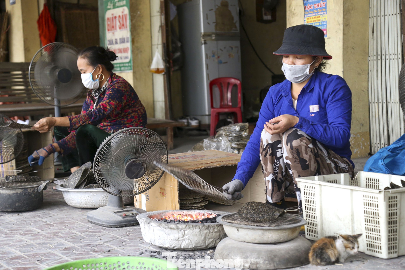 Việc nướng bánh bằng tay sẽ giúp bánh thơm, giòn tan nên được khách hàng ưa chuộng hơn. Mỗi người thợ có thể nướng 1.000 - 1.500 chiếc bánh/ngày.