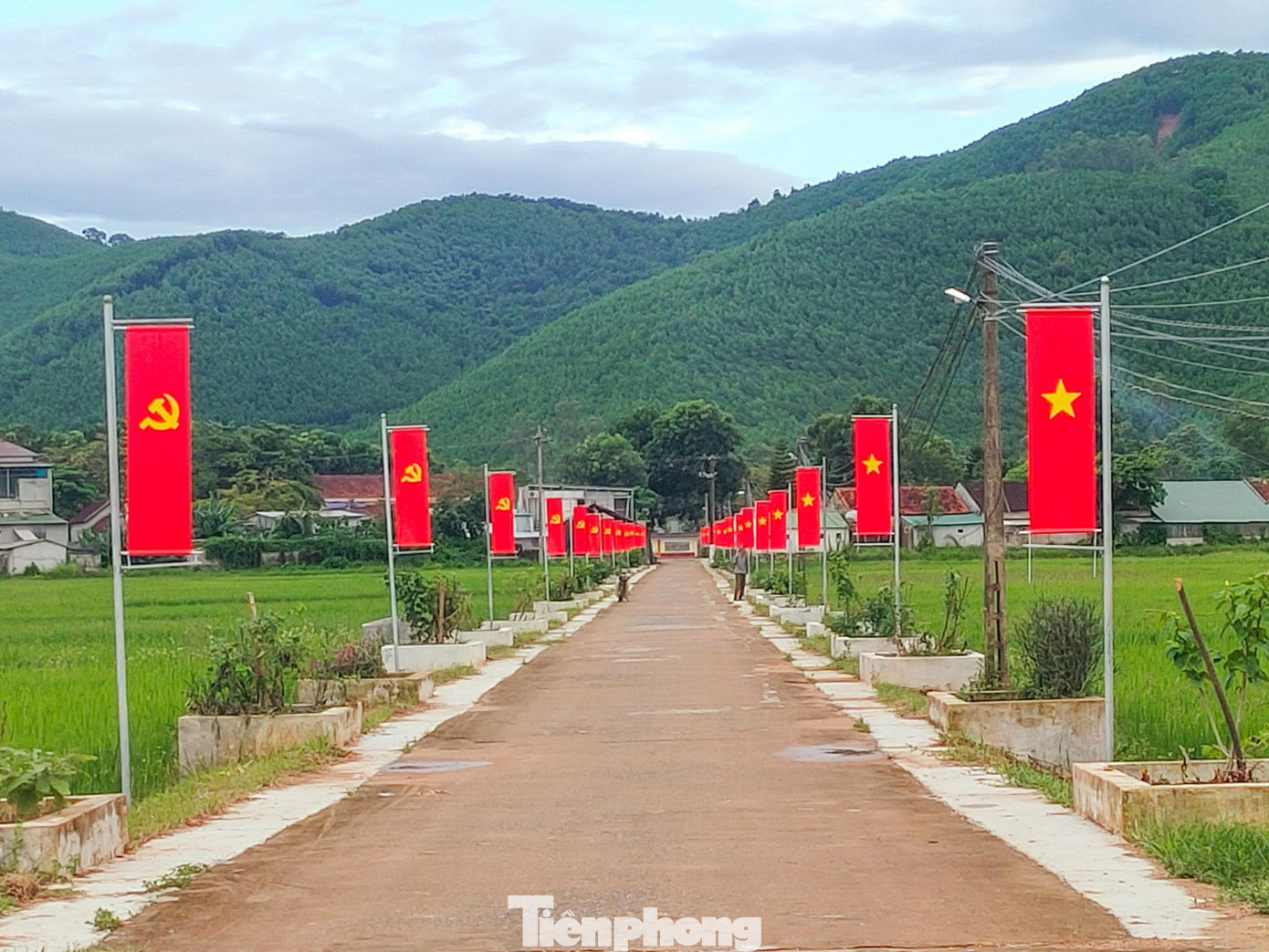 Sắc đỏ màu cờ Tổ quốc, cờ Đảng