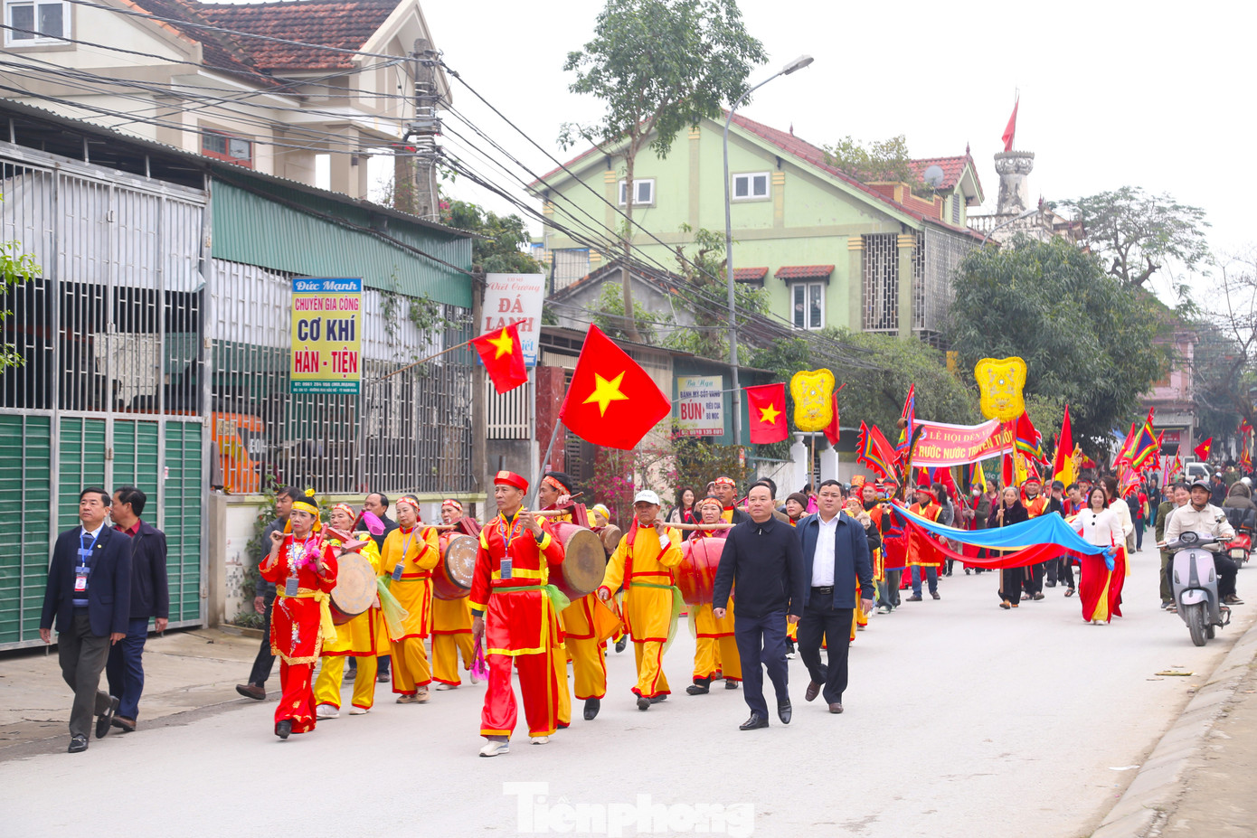 Đoàn rước nước mang theo trống, chiêng, đồ tế khí bộ hành từ bến sông đến đền vua Mai Đoàn rước nước mang theo trống, chiêng, đồ tế khí bộ hành từ bến sông đến đền vua Mai