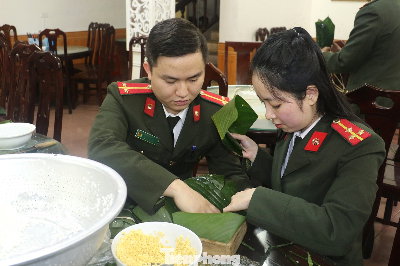 Cán bộ, chiến sĩ công an Nghệ An cùng tham gia gói bánh chưng tạo nên không khí ấm cúng những ngày cuối năm.