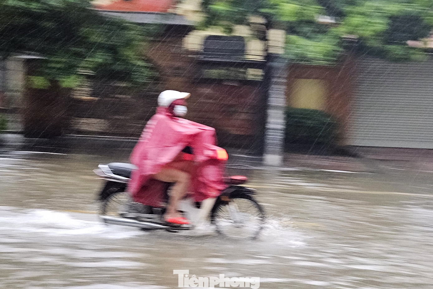 Khu vực Ga Vinh nước dâng lên nhanh (ảnh nhỏ bên trái). Nhiều phương tiện bì bõm lội nước đi làm trong sáng đầu tuần