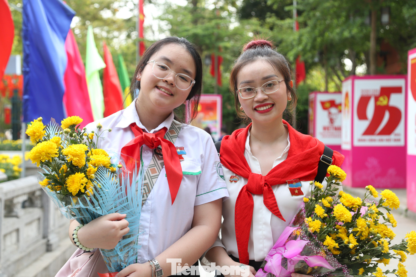 Cầm bó hoa tươi thắm trên tay, em Đào Minh Anh (SN 2011, trú thành phố Hà Nội) háo hức khi lần đầu tiên được về thăm quê Bác. “Dịp nghỉ lễ, em cùng mẹ về thăm quê Bác Em sẽ cố gắng học tập thật tốt, xứng đáng là cháu ngoan Bác Hồ", Minh Anh tâm sự.
