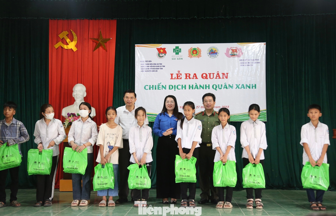 Dịp này, BTC đã trao 30 suất quà an sinh cho 30 học sinh có hoàn cảnh khó khăn tại trường THCS Nghi Yên