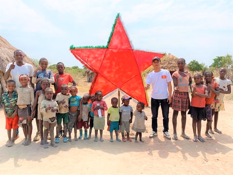 Quang Linh tổ chức Trung thu cho các trẻ em nghèo ở Angola