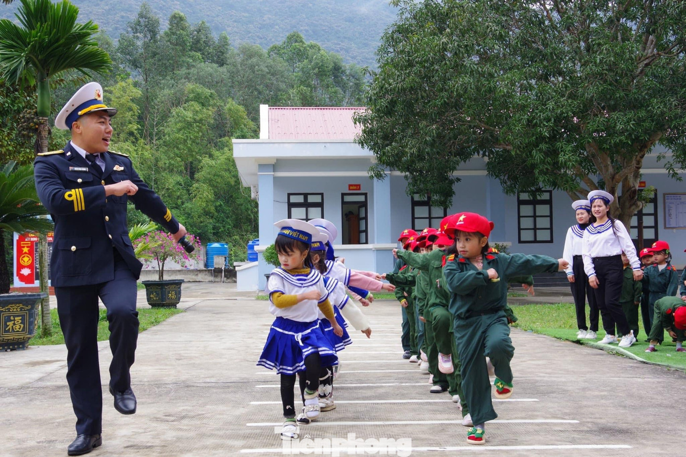 Các em được tham quan và thực hành tập một số động tác điều lệnh đội ngũ không có súng như nghiêm, nghỉ, chào, đi đều, đứng lại,… Các em được tham quan và thực hành tập một số động tác điều lệnh đội ngũ không có súng như nghiêm, nghỉ, chào, đi đều, đứng lại,…