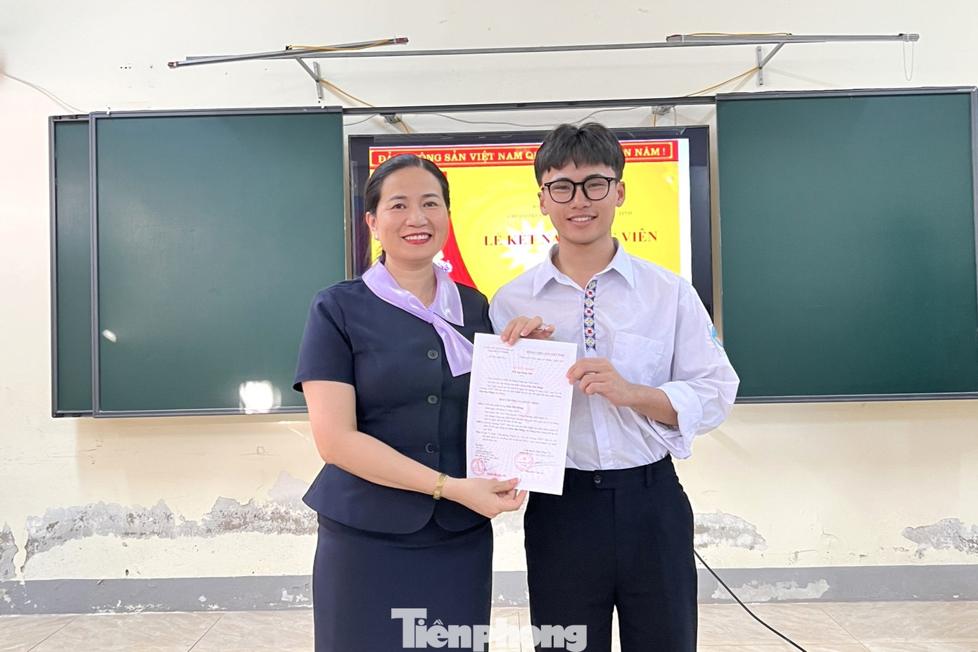 Em Kha Đại Dũng (học sinh lớp 12C1, trường THPT dân tộc nội trú tỉnh Nghệ An) trong lễ kết nạp Đảng. Em Kha Đại Dũng (học sinh lớp 12C1, trường THPT dân tộc nội trú tỉnh Nghệ An) trong lễ kết nạp Đảng.