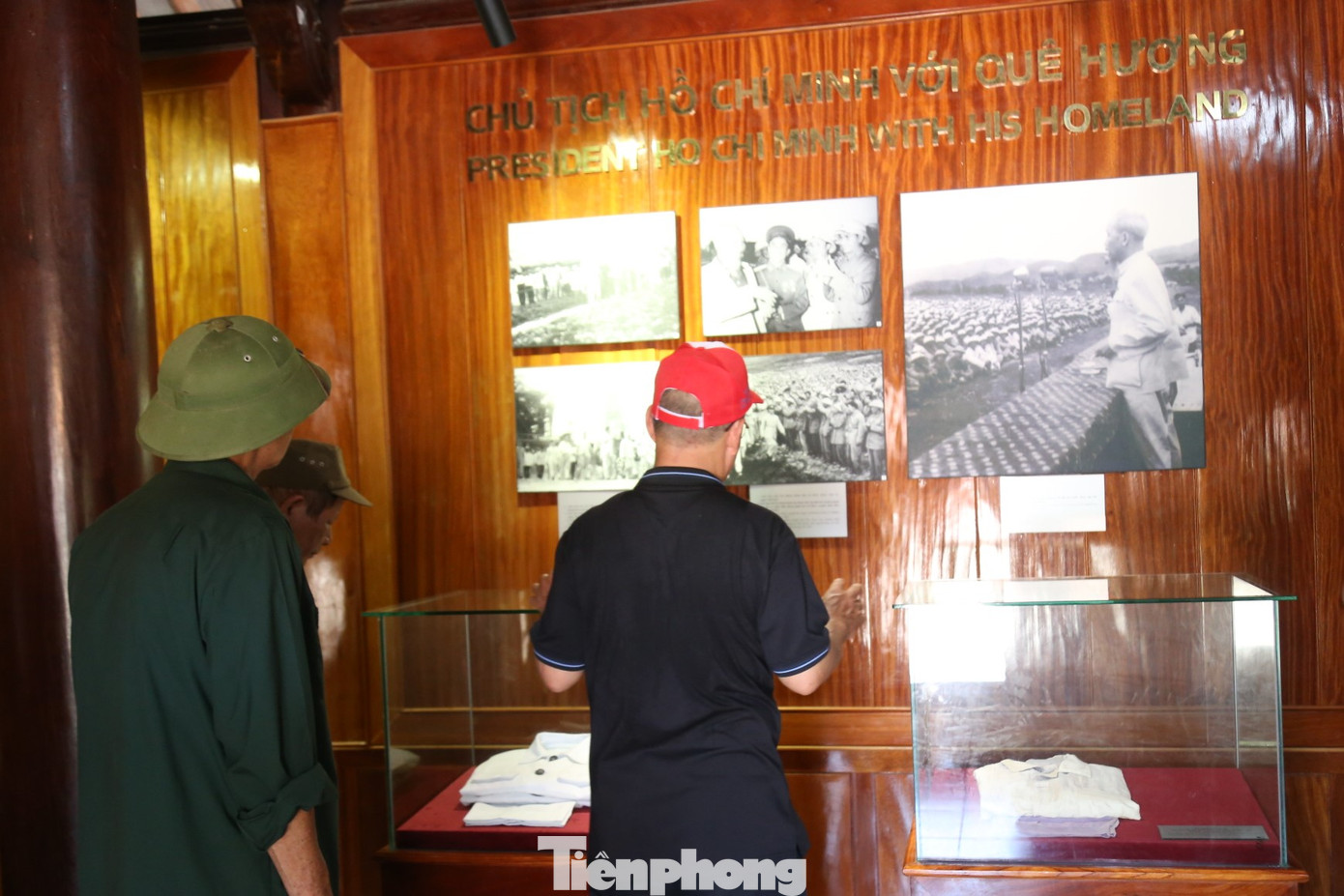 Ông Nguyễn Bảo Tuấn – Giám đốc Khu di tích lịch sử quốc gia đặc biệt Kim Liên cho biết, khu di tích đang từng bước xây dựng hệ thống thuyết minh tự động để giúp du khách có thể dễ dàng tra cứu các thông tin khi đến tham quan. Ứng dụng thuyết minh tự động giúp du khách chủ động tìm hiểu nội dung thông tin trưng bày qua ứng dụng công nghệ. Các địa điểm danh lam thắng cảnh, di tích lịch sử, bảo tàng… được hệ thống hoá, đưa nội dung thuyết minh kèm các nội dung đa phương tiện như hình ảnh, âm thanh, không gian 3D sẽ cung cấp cho du khách thông tin đầy đủ và trực quan hơn.