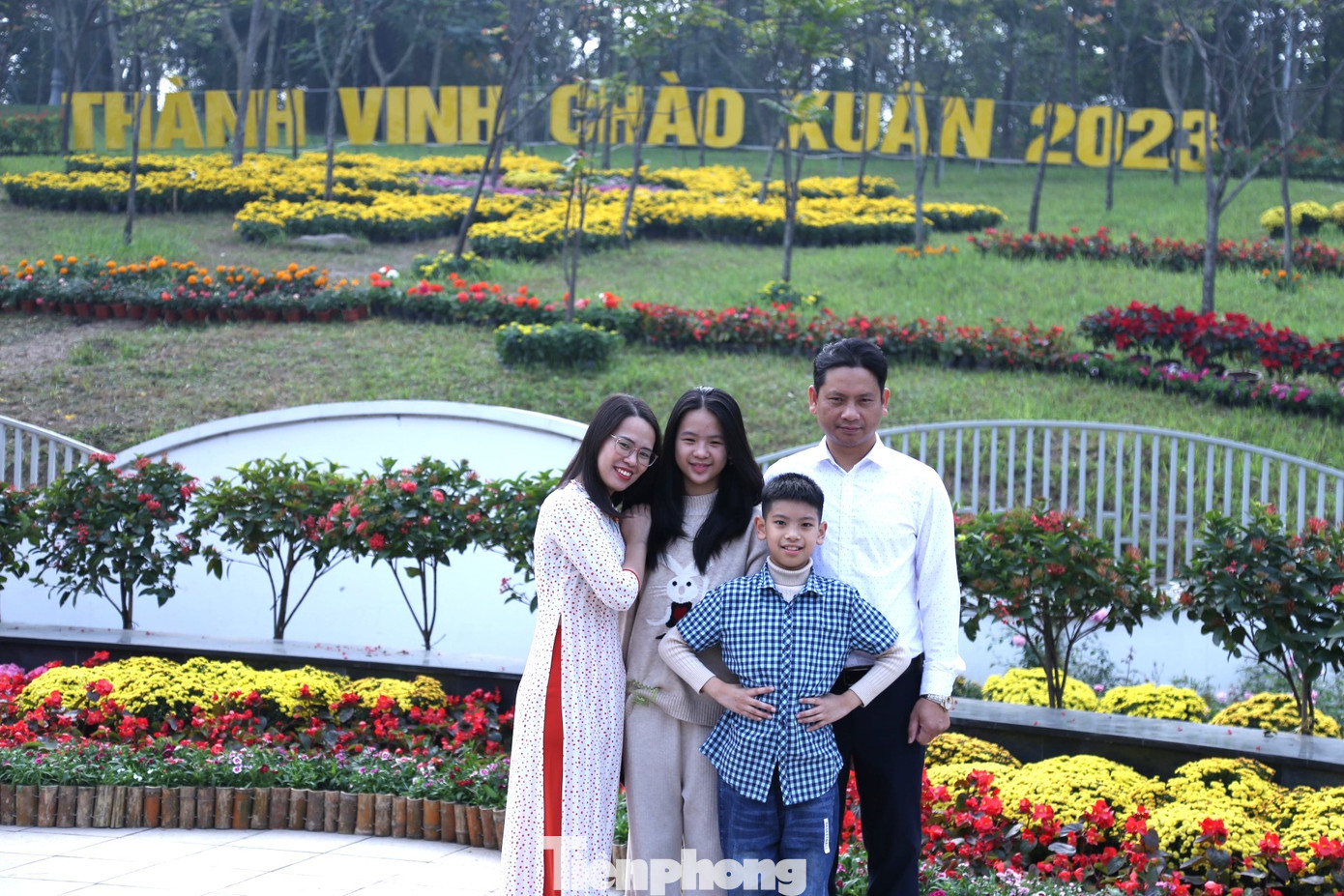 Nhiều gia đình tranh thủ đến chụp ảnh, lưu giữ những khoảnh khắc đẹp trong ngày cuối năm.