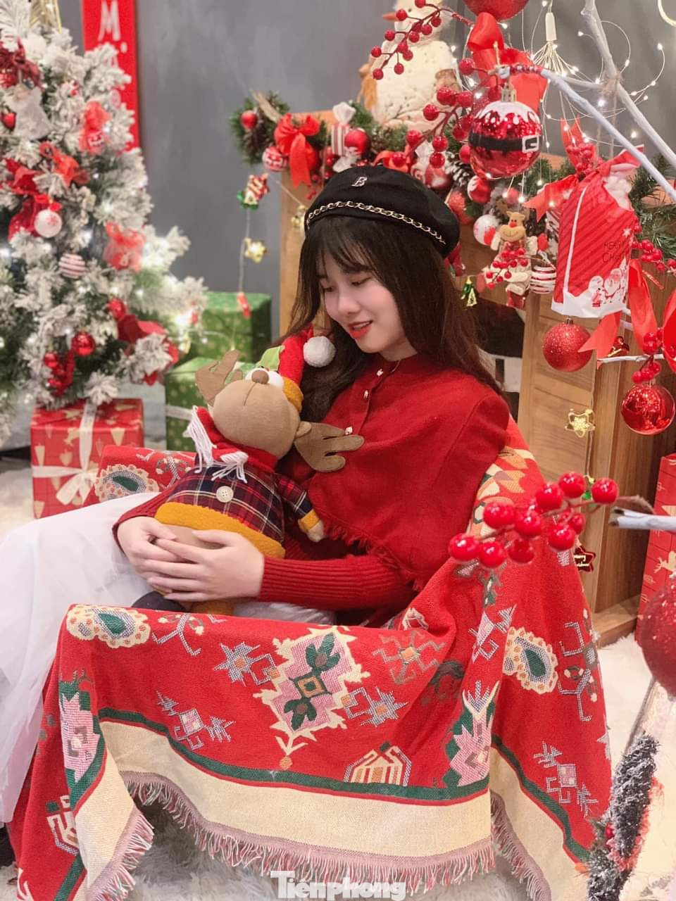 Nắm bắt xu hướng này, các quán cà phê cũng đã bài trí không gian Giáng sinh đủ sắc màu rực rỡ nhằm hút khách. Có những điểm khách đến thưởng thức thức uống thì không mất phí; có những điểm phải trả phí chụp ảnh với mức giá 20.000 - 50.000 đồng/lượt (tuỳ theo yêu cầu của khách có thuê thêm người chụp hay phụ kiện khác).