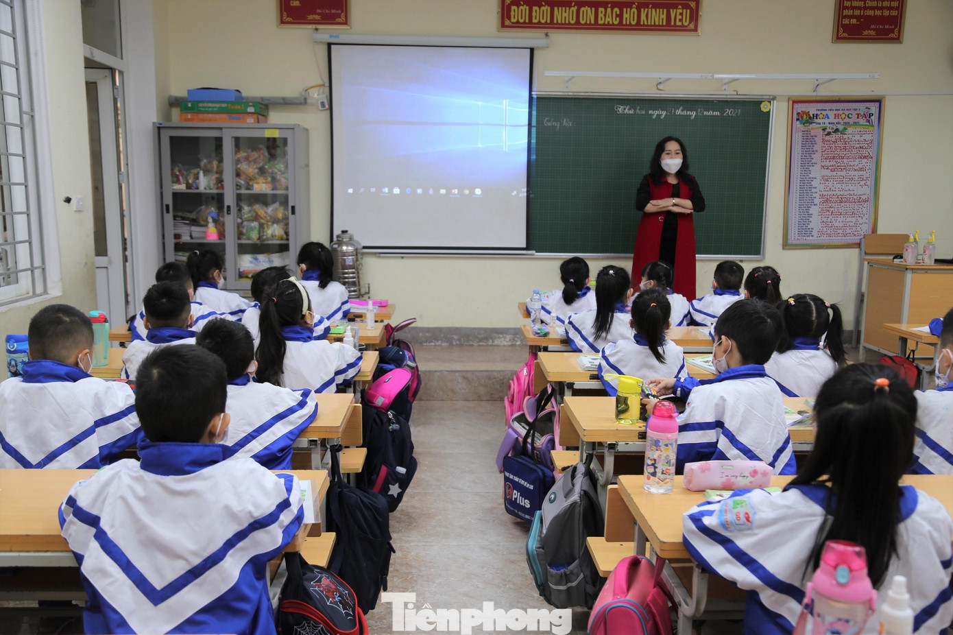 Đây là một năm học đặc biệt với nhiều học sinh. Được biết, TP Vinh là địa phương cuối cùng ở Nghệ An tổ chức dạy học trực tiếp cho học sinh tiểu học và khối 6,7,8. Trước đó gần 1 tháng, thành phố đã tổ chức cho học sinh khối 9 đi học. Hiện, cơ bản học sinh từ khối 7 trở lên đã hoàn thành tiêm chủng đợt 1.