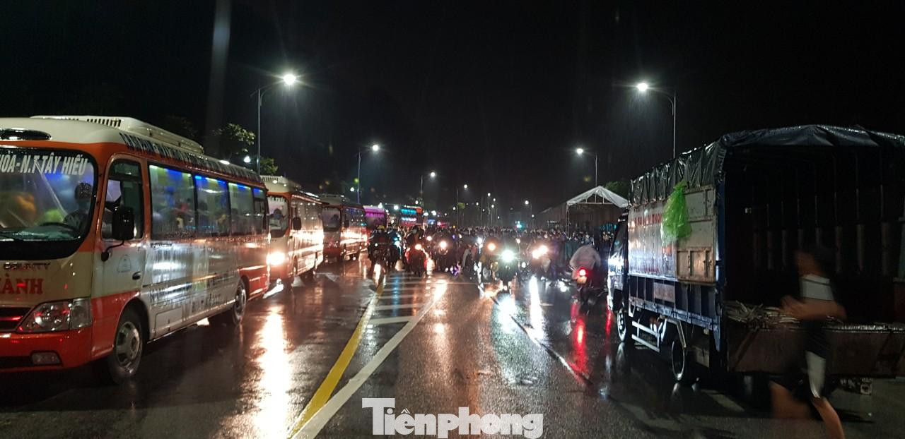 Xuyên đêm hỗ trợ người dân về quê Xuyên đêm hỗ trợ người dân về quê