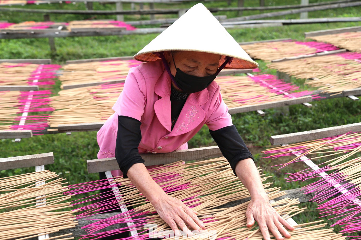 “Ở đây chúng tôi làm hương quanh năm nhưng dịp Tết Nguyên đán là mùa tiêu thụ hương lớn nhất trong năm. Nguồn hàng ngày Tết gấp đôi so với những tháng thường ngày. Gia đình sản xuất hương hoàn toàn bằng thảo mộc, nhờ đó nên có rất nhiều đơn đặt hàng. Để kịp bàn giao cho khách, gia đình tôi phải thuê 10 - 15 lao động làm liên lục, cả ngày lẫn đêm vừa để kịp nhập cho mối hàng quen, vừa nhập sang Lào”, bà Lý cho hay.