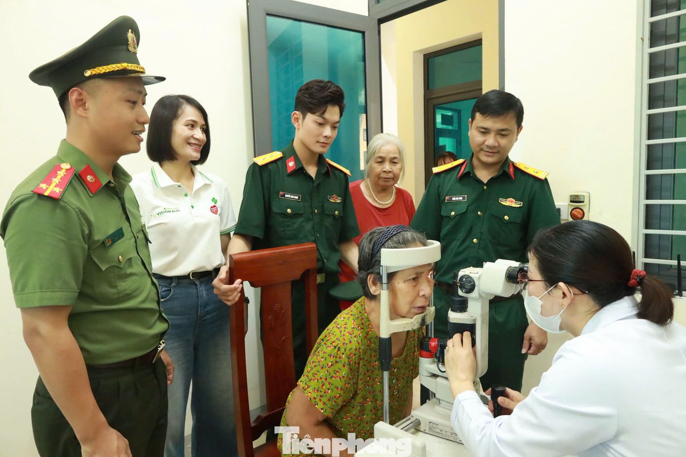 Khám, phát thuốc tư vấn sức khoẻ miễn phí cho người dân.