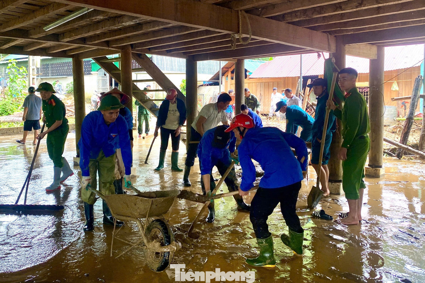 Lực lượng bộ đội, công an, dân quân, đoàn viên, thanh niên giúp đỡ người dân dọn dẹp bùn đất, gia cố lại nhà cửa và vận chuyển vật dụng bị hư hỏng ra khỏi khu vực nguy hiểm.