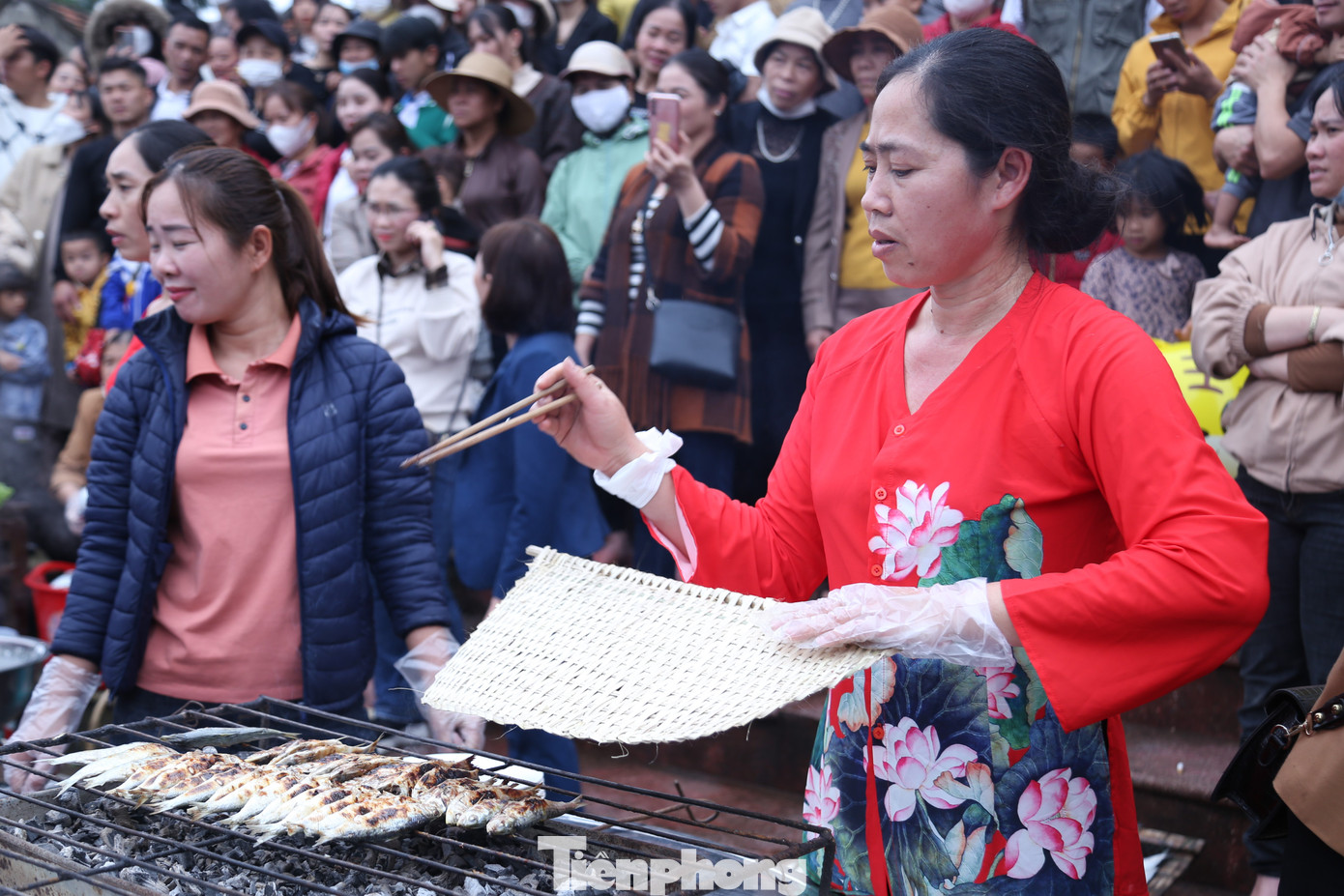 Khi nướng cá phải bảo đảm một số nguyên tắc như liên tục trở cá để thịt chín đều, trong khi đầu và đuôi không bị khét cháy.