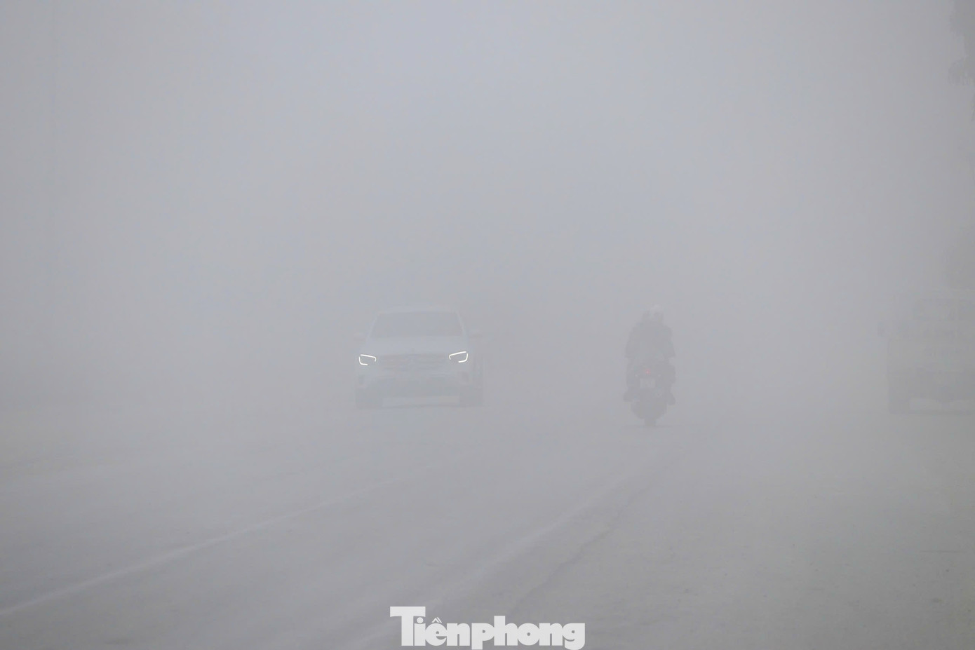 Theo dự báo của Đài Khí tượng Thủy văn khu vực Bắc Trung Bộ, hôm nay (9/1), các khu vực phổ biến nhiều mây, sáng sớm có sương mù và sương mù nhẹ rải rác, trời rét. Cơ quan chức năng khuyến cáo khi tham gia giao thông qua các điểm có sương mù trên các tuyến quốc lộ nhiều đèo dốc, lái xe cần đi chậm, duy trì bám đường, đi đúng làn đường, tập trung quan sát các biển cảnh báo, tiêu phản quang, đinh phản quang, sơn vạch kẻ vạch; không vượt xe trong điều kiện sương mù, tầm nhìn hạn chế; giữ khoảng cách an toàn đối với xe đi trước… Đặc biệt, lái xe cần kiểm tra hệ thống phanh xe, an toàn kỹ thuật của phương tiện để tránh trường hợp đáng tiếc, không may xảy ra.